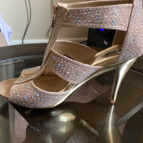 Gold high heel shoe. - Picture 2 of 2